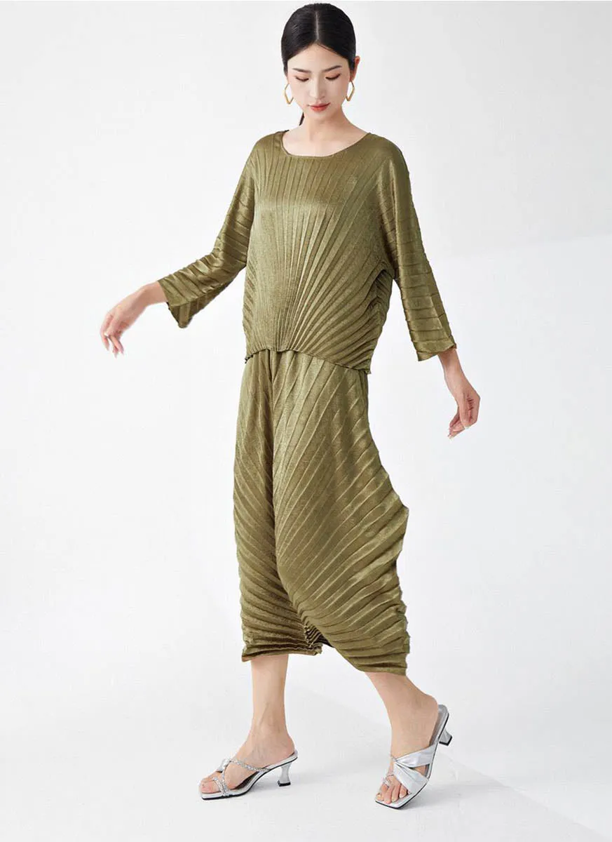 9240002 Round Neck Loose Pleated Top *Bronze