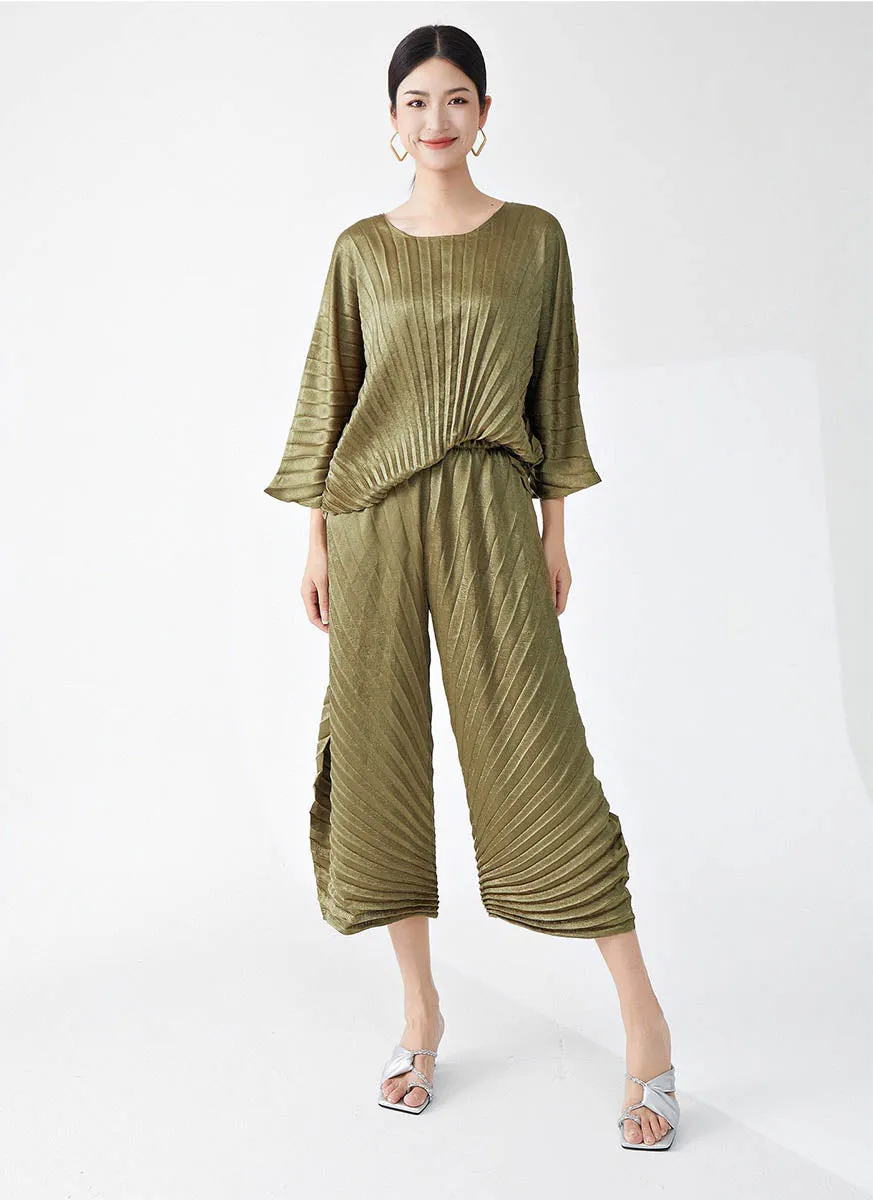 9240002 Round Neck Loose Pleated Top *Bronze