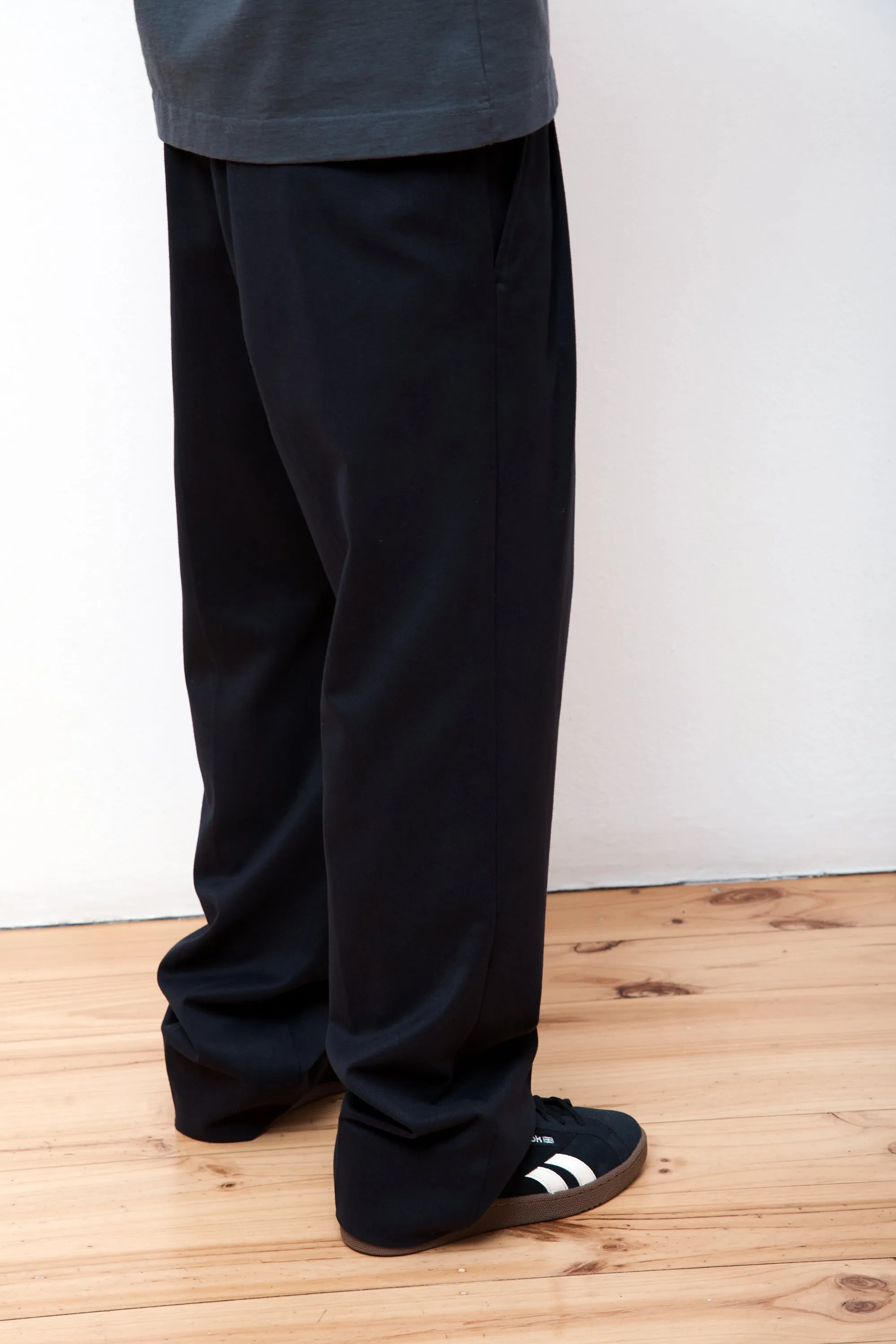 Benn Relaxed Cotton Wool Twill Pleated Trouser Black