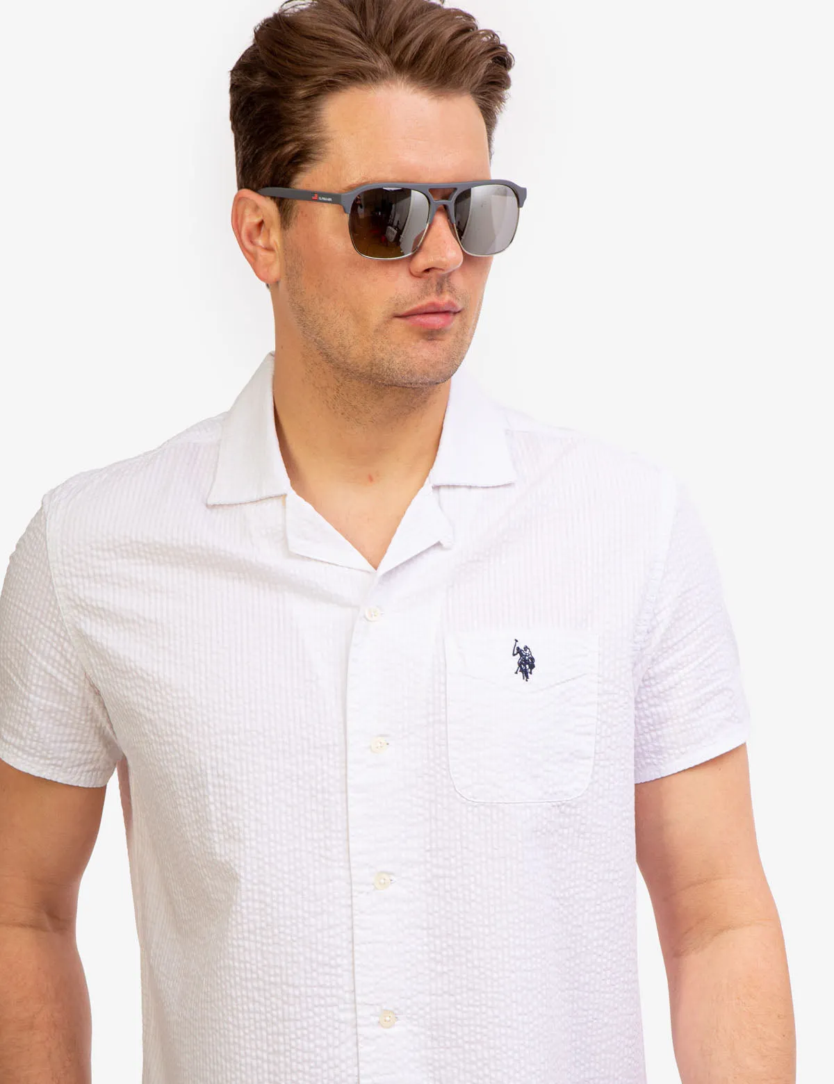 CONVERTIBLE COLLAR SEERSUCKER STRIPE SHIRT
