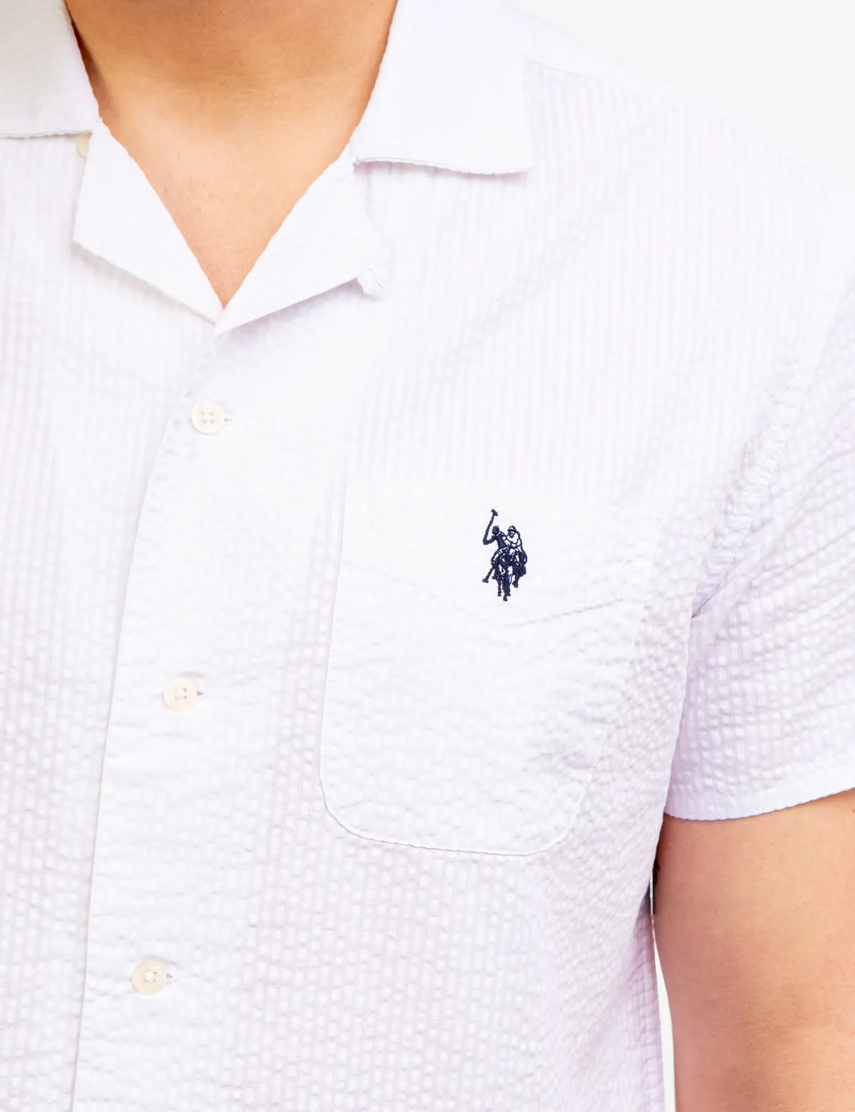 CONVERTIBLE COLLAR SEERSUCKER STRIPE SHIRT