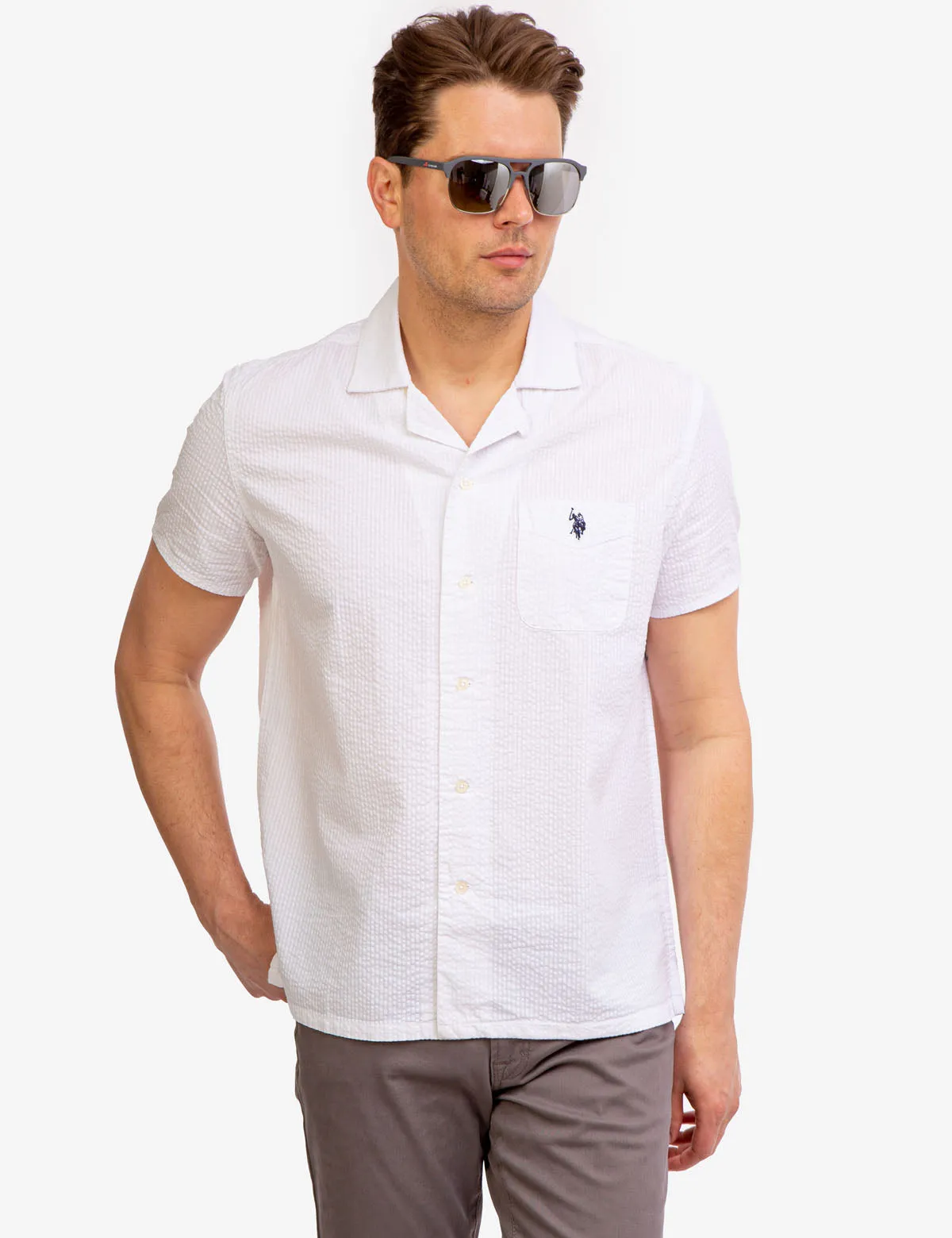 CONVERTIBLE COLLAR SEERSUCKER STRIPE SHIRT