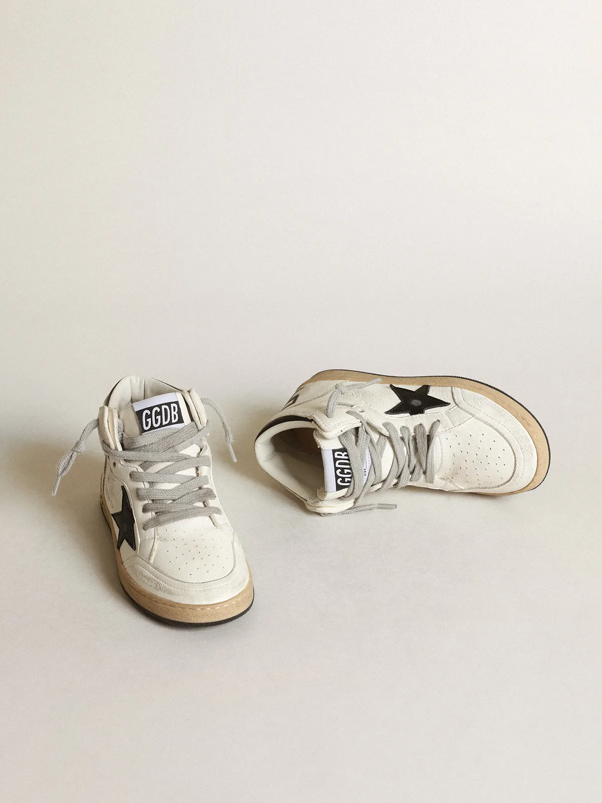 Young Sky-Star in white nappa with black star and heel tab